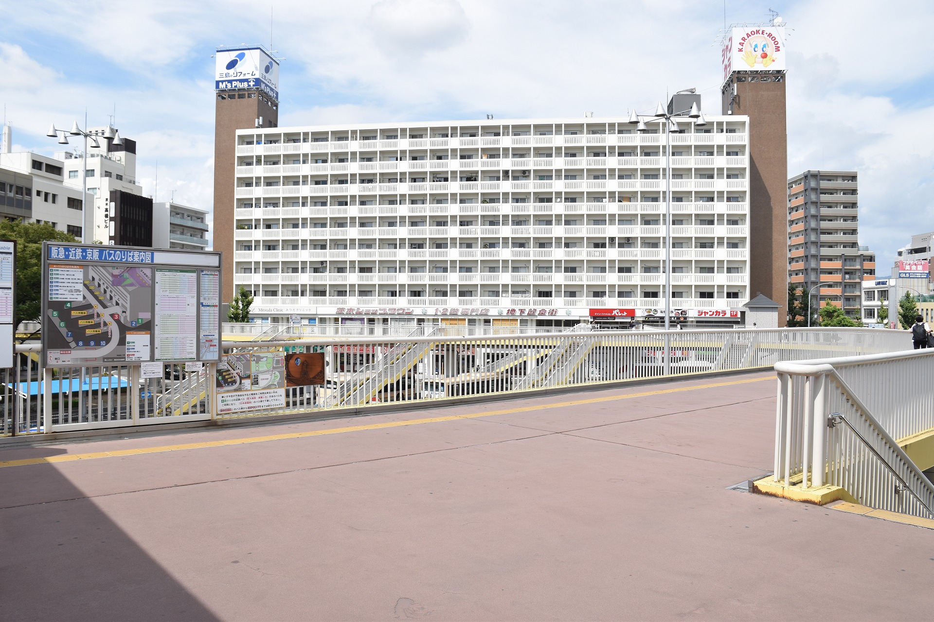 JR茨木のシェアオフィス・レンタルオフィス・コワーキングスペース「茨木駅前ラボ」のある茨木駅前ビル