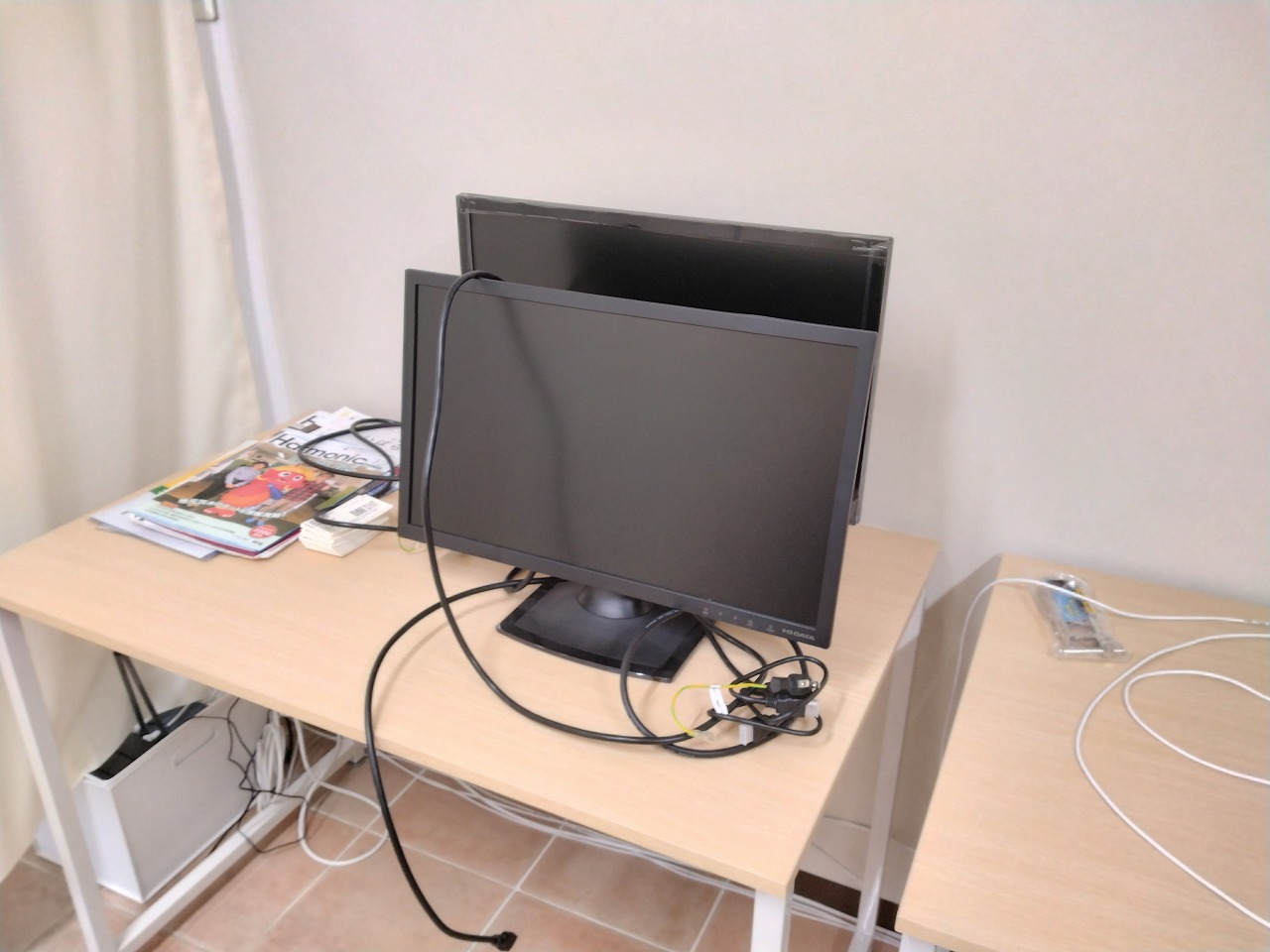 JR茨木シェアオフィス・コワーキングスペース「茨木駅前ラボ」の貸出用液晶モニター（液晶ディスプレー）